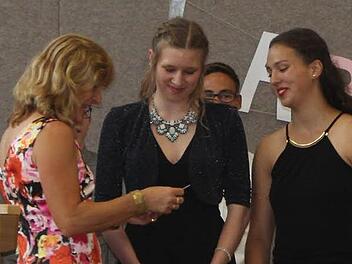 Für 35 Jugendliche endete ihre Zeit an der Mittelschule Oerlenbach. Rektorin Sonja Then (links) zeichnet die beiden Besten aus der M 10, Kathrin Mangold und Olivia Stichler, die je einen Notenschnitt von 1,44 erzielten, aus. Foto: Stefan Geiger