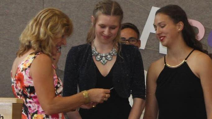 Für 35 Jugendliche endete ihre Zeit an der Mittelschule Oerlenbach. Rektorin Sonja Then (links) zeichnet die beiden Besten aus der M 10, Kathrin Mangold und Olivia Stichler, die je einen Notenschnitt von 1,44 erzielten, aus. Foto: Stefan Geiger