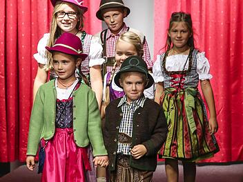 Währnd die Kinder farbenfroh daherkamen, dominierte in der Herren- und Damenmode die Farbe grau. Foto: Andreas Brandl