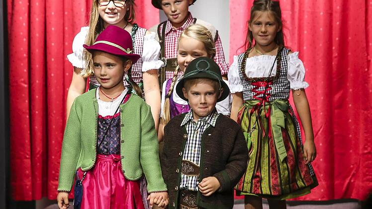 Währnd die Kinder farbenfroh daherkamen, dominierte in der Herren- und Damenmode die Farbe grau. Foto: Andreas Brandl