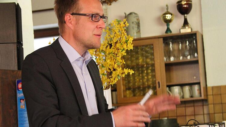 Matthias Schneider, als Rechtsprofessor in Schmalkalden tätig, bei seinem engagierten Vortrag.Foto: Ralf Kestel