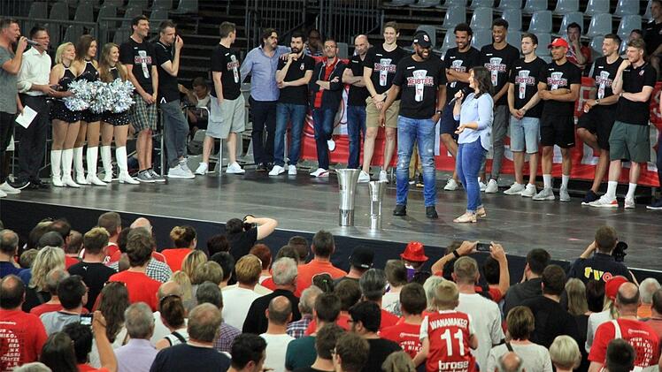 Mit einer Fan-Party in der ""Frankenhölle" verabschiede sich die umjubelte Meistermannschaft 2016/17. Foto: Bertram Wagner