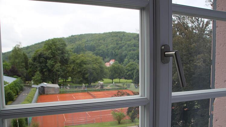 Blick hinaus zu den Tennisplätzen; Foto: Ulrike Müller