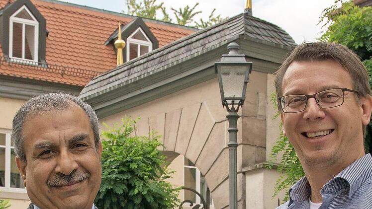 Stephan Schneider, Vorsitzender des Straßenfest-Fördervereins (rechts), und sein Stellvertreter Hachem Farmand laden zum 40. Haßfurter Straßenfest ein.