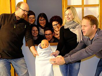 Im Mittelpunkt des Schwankes von der Theatergruppe Wartmannsroth ist ein gefundenes Baby. Gerd Schaar