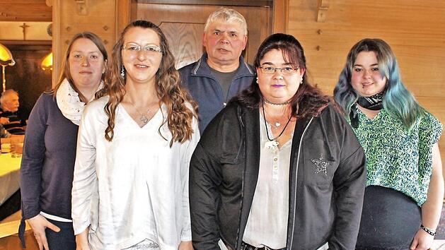 Ein recht junges Team steht an der Spitze der Höchstadter Wanderfreunde: Gerlinde Großkopf, Doris Jäger, Ottmar Völlner, Andrea Leicht (Vorsitzende), Julia Leicht (von links) Foto: Evi Seeger
