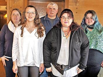 Ein recht junges Team steht an der Spitze der H&ouml;chstadter Wanderfreunde: Gerlinde Gro&szlig;kopf, Doris J&auml;ger, Ottmar V&ouml;llner, Andrea Leicht (Vorsitzende), Julia Leicht (von links) Foto: Evi Seeger