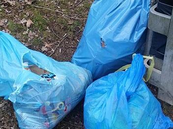 Unbekannte luden in Bad Kissingen unerlaubt ihren M&uuml;ll einfach auf einem Parkplatz ab.