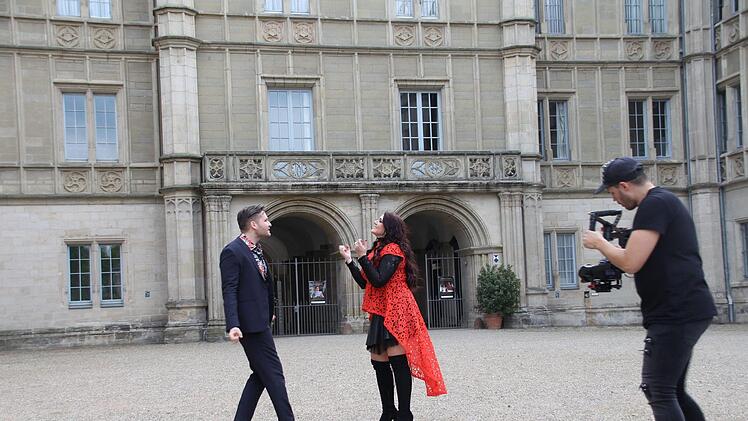 Videodreh vor Schloss Ehrenburg in Coburg: "Liebe" heißt das neue gemeinsame Lied von Angela Henn und ihrem Partner Dennis Klak.Oliver Schmidt