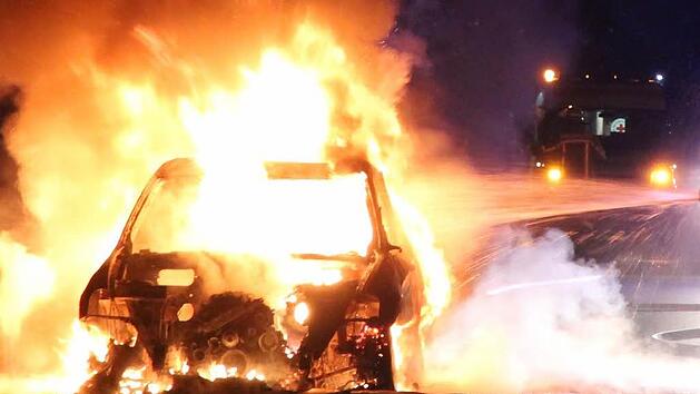 Drei geparkte Fahrzeuge brannt am fr&uuml;hen Mittwochmorgen in Unterfranken. Symbolbild: News5/Merzbach