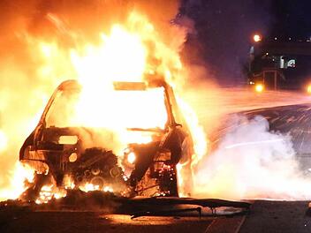 Drei geparkte Fahrzeuge brannt am frühen Mittwochmorgen in Unterfranken. Symbolbild: News5/Merzbach
