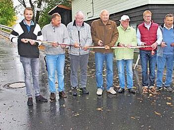 Bürgermeister Peter Ebertsch und Wolfgang Dietrich von der auausführenden Firma mit einem Teil des politischen Gremiums.  Foto: Schadeck