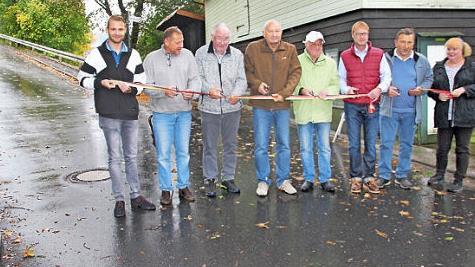 Bürgermeister Peter Ebertsch und Wolfgang Dietrich von der auausführenden Firma mit einem Teil des politischen Gremiums.  Foto: Schadeck