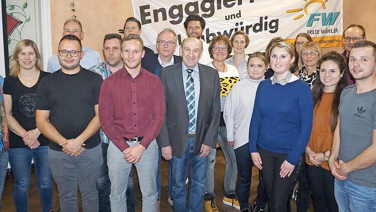 Die Gemeinderatskandidaten der Freien Wähler mit Landratskandidatin Regina Enz (vorne 3. v. r.) Fotos: Richard Sänger