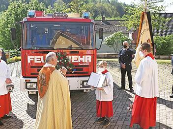 Bei strahlendem Sonnenschein erhielt das neue gebrauchte Fahrzeug der F&uuml;rnbacher Wehr den Segen. Diakon Erich M&uuml;ller (vorne Mitte) &uuml;bernahm den feierlichen Akt.