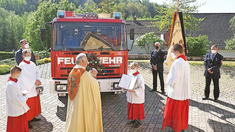 Bei strahlendem Sonnenschein erhielt das neue gebrauchte Fahrzeug der F&uuml;rnbacher Wehr den Segen. Diakon Erich M&uuml;ller (vorne Mitte) &uuml;bernahm den feierlichen Akt.