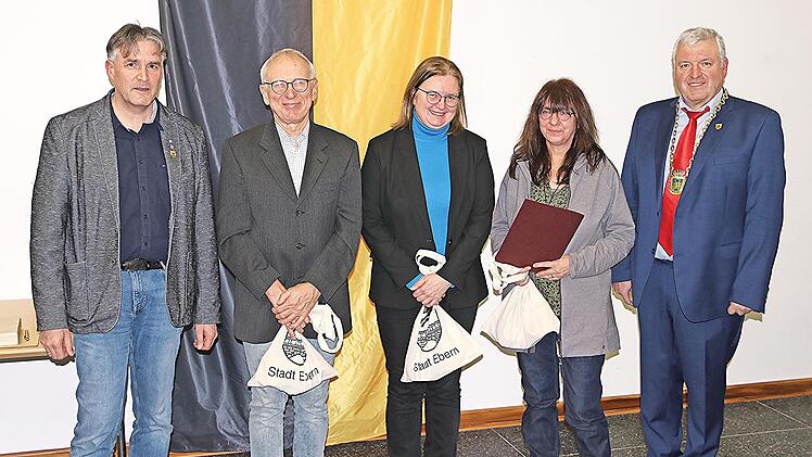 Bürgermeister Jürgen Hennemann (rechts) und zweiter Bürgermeister Harald Pascher (links) mit (weiter von links): Ants Lohmus, Simone Bastian und Andrea Meister