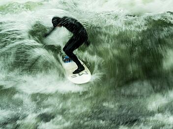 Erlangen: Betrunkener Surfer verursacht Großeinsatz - aufgebrachter Passant sorgt dabei für Ärger