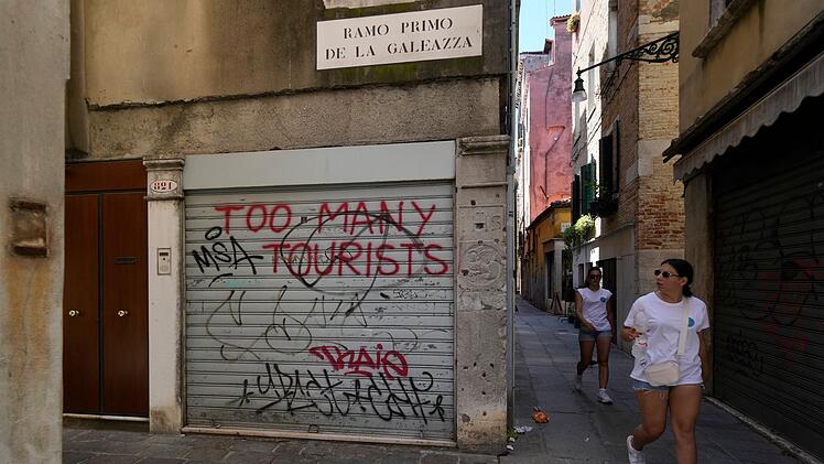 Touristinnen in Venedig.