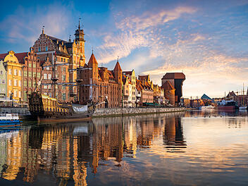 Danzig Gdańsk Ostsee Polen polnische Ostseek&uuml;ste Stadtansicht Cityscape Altstadt Hafenstadt historische Stadt Giebelh&auml;user Mottlau Krantor Wasserlage maritim Stadtbild K&uuml;stenstadt Pommern Woiwodschaft Pommern Reiseziel St&auml;dtereise Polenreise Ostseeurlaub Europa Architektur Geschichte Hafenflair Innenstadt Stadt am Wasser K&uuml;stenpanorama Hanse maritime Atmosph&auml;re