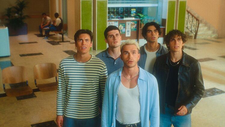 Die Freunde Jonas (Tim Sch&auml;cker), Chris (Luis Freitag), Matteo (Julien Brown), Ben (Jacob Rott) und Oliver (Bene Schulz) verschl&auml;gt es in "Back to the 90s" zur&uuml;ck ins Jahr 1995. Finden sie einen Weg zur&uuml;ck in die Zukunft?