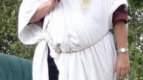 Gottvater Zeus (Bürgermeister Karl-Dieter Fuchs) ist von seinem Thron herabgestiegen und gibt Anweisungen für die Bierfass-Suche.