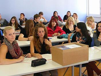 Schon am ersten Schultag war in der Klasse S11 von Klassenleiterin Petra Becker Konzentration angesagt. Foto: Mona Lisa Eigenfeld