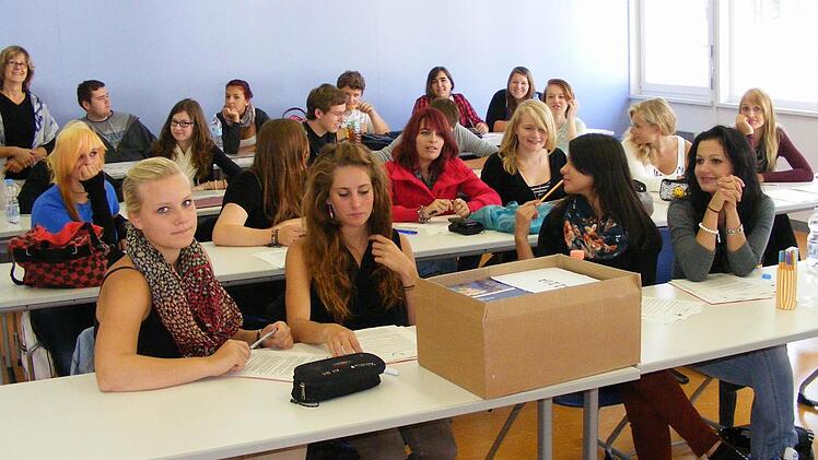 Schon am ersten Schultag war in der Klasse S11 von Klassenleiterin Petra Becker Konzentration angesagt. Foto: Mona Lisa Eigenfeld