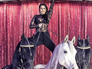 Juniorchefin Natascha Wille-Busch zeigt eine Pferdedressur mit ihren edlen Arabern. Auf Nummern mit wilden Tieren will der Circus laut Auskunft der Coburger Stadtverwaltung verzichten. Foto: Circus Carl Busch