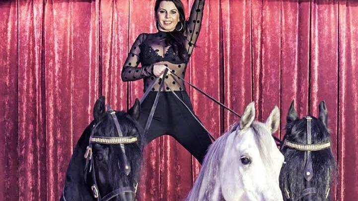 Juniorchefin Natascha Wille-Busch zeigt eine Pferdedressur mit ihren edlen Arabern. Auf Nummern mit wilden Tieren will der Circus laut Auskunft der Coburger Stadtverwaltung verzichten. Foto: Circus Carl Busch