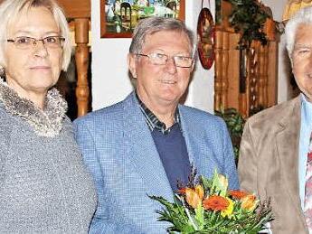 Neuer Vorsitzender der SPD-Arbeitsgemeinschaft 60plus im Unterbezirk Rhön-Haßberge ist Werner Thein (Mitte). Er löst August Werner (rechts) ab. Links die frühere SPD-Bundestagsabgeordnete Susanne Kastner.  Foto: Dieter Britz