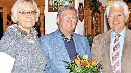 Neuer Vorsitzender der SPD-Arbeitsgemeinschaft 60plus im Unterbezirk Rhön-Haßberge ist Werner Thein (Mitte). Er löst August Werner (rechts) ab. Links die frühere SPD-Bundestagsabgeordnete Susanne Kastner.  Foto: Dieter Britz