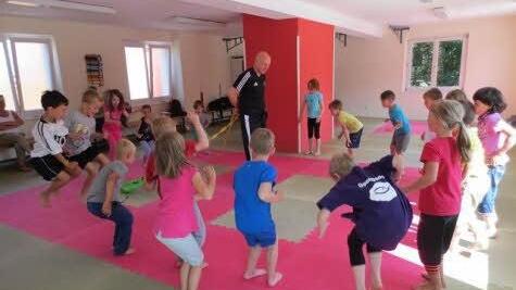 Besuch des städtischen Kindergartens im Eberner Sportstudio von Jürgen Schorn (dunkle Kleidung) Foto: Wolfgang Dietz