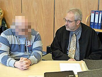 Peter G. (links) mit seinem Anwalt Stefan Walder. Das Foto entstand beim Prozessauftakt. Foto: Ronald Rinklef
