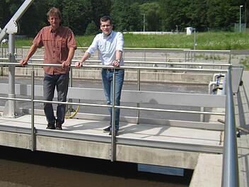 Unterschiedlicher könnten die Ausgangsbedingungen kaum sein: Betriebsleiter Martin Hahn-Enders (links) zeigt Martin Blank vom Büro GFM aus München die nagelneue Kläranlage in Unterleichtersbach. Sie wurde im Oktober 2014 eingeweiht. Foto: Martin Blank/GFM München