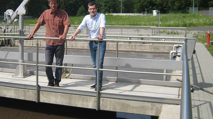 Unterschiedlicher könnten die Ausgangsbedingungen kaum sein: Betriebsleiter Martin Hahn-Enders (links) zeigt Martin Blank vom Büro GFM aus München die nagelneue Kläranlage in Unterleichtersbach. Sie wurde im Oktober 2014 eingeweiht. Foto: Martin Blank/GFM München