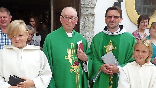 Mit Bartholom&auml;us G&ouml;tz (2. v. l.) feierte in Wichsenstein auch sein Nachfolger Pater Flavian.  Foto: Thomas Weichert
