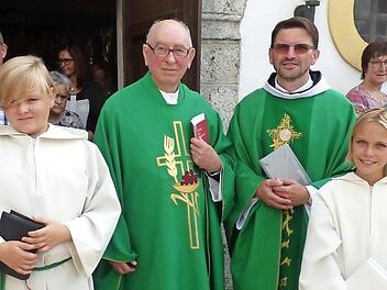 Mit Bartholomäus Götz (2. v. l.) feierte in Wichsenstein auch sein Nachfolger Pater Flavian.  Foto: Thomas Weichert