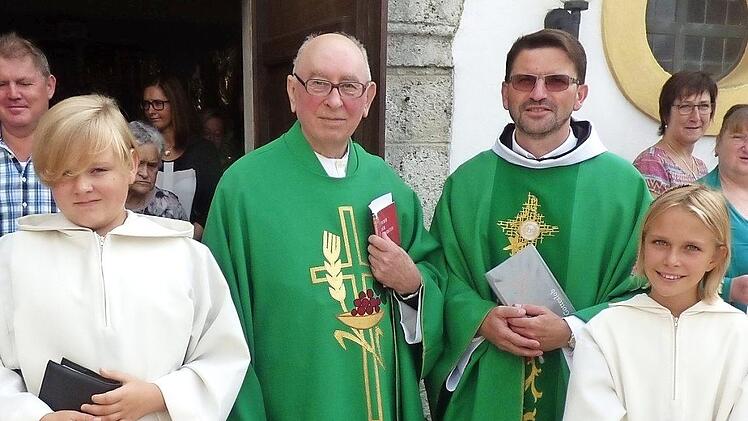 Mit Bartholomäus Götz (2. v. l.) feierte in Wichsenstein auch sein Nachfolger Pater Flavian.  Foto: Thomas Weichert