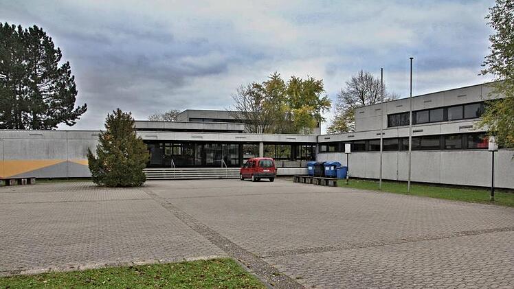 Das Dach der Mittelschule Maroldsweisach (Foto) im Bereich der Aula, die hinter dem Eingang liegt, muss ausgebessert werden, um die Substanz zu erhalten und größere Schäden zu vermeiden. Foto: Helmut Will