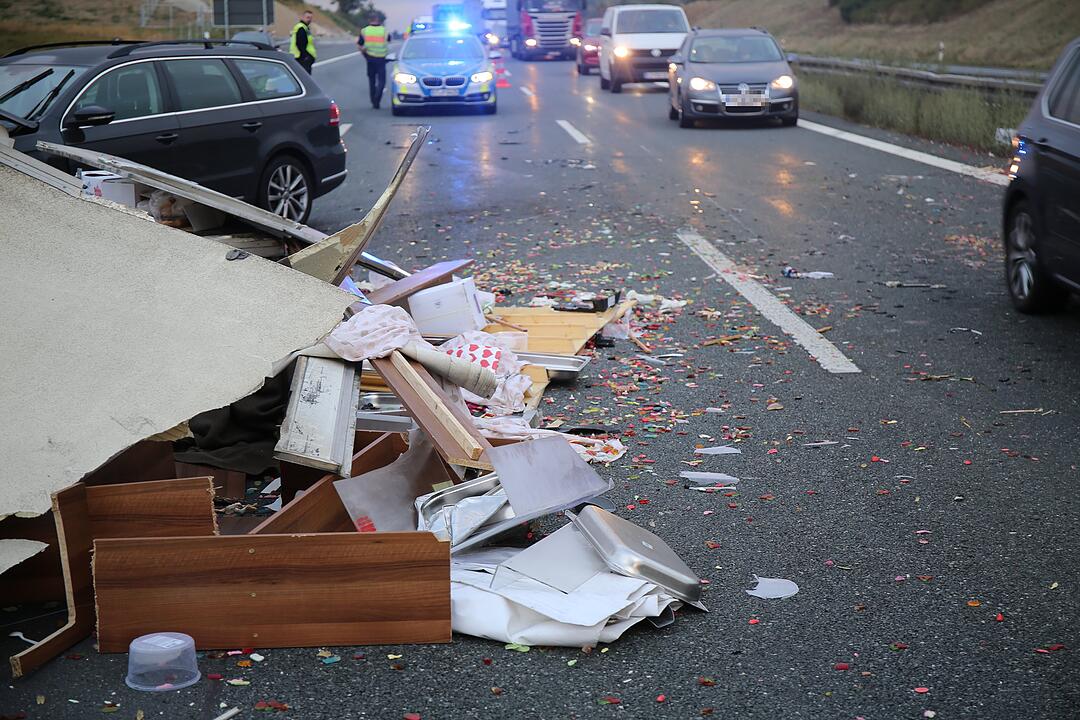 Anhänger umgekippt - Gummibärchen auf der A9 verteilt