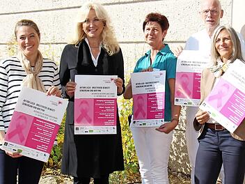 Tanja Bächer-Sürgers , Gleichstellungsbeauftragte des Landkreises Coburg, Dagmar-Astrid Wagner, Krankenhausdirektorin Regiomed-Klinikum Coburg, Gundi Jakob, Casemanagerin Brustzentrum Regiomed-Klinikum Coburg, Hermann Zoche, Chefarzt Frauenklinik und des Brustzentrums Regiomed-Klinikum Coburg, Susanne Müller, Gleichstellungsbeauftragte der Stadt Coburg (von links) zeigen das pinkfarbene Plakat zum Aktionstag.  Foto: pr