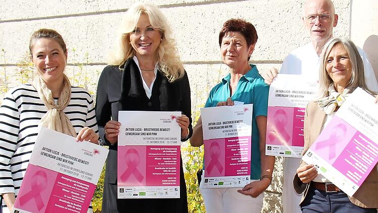 Tanja Bächer-Sürgers , Gleichstellungsbeauftragte des Landkreises Coburg, Dagmar-Astrid Wagner, Krankenhausdirektorin Regiomed-Klinikum Coburg, Gundi Jakob, Casemanagerin Brustzentrum Regiomed-Klinikum Coburg, Hermann Zoche, Chefarzt Frauenklinik und des Brustzentrums Regiomed-Klinikum Coburg, Susanne Müller, Gleichstellungsbeauftragte der Stadt Coburg (von links) zeigen das pinkfarbene Plakat zum Aktionstag.  Foto: pr