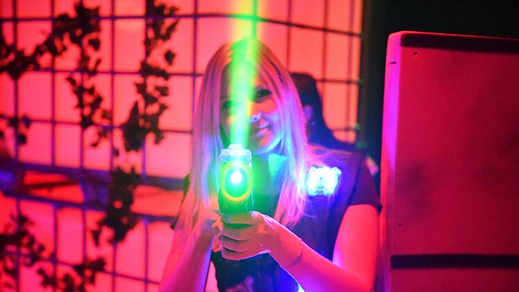 Das Team vom Blog "Frankenfeeling" hat die Lasertag-Arena in Bamberg bei einem Spiel getestet und für absolut Barney-Stinson-tauglich befunden. Foto: Ronald Rinklef