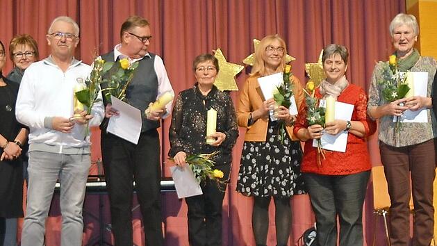 Die Geehrten (Werner Lutter, Hermann Pettrich, Irma Schwarzkopf, Helena Sokolov, Rita Ziegler und Gertrud Frankenberger) mit Christian Behner (links), und Sabine Schubert (Gesamtleitung Regens Wagner Burgkunstadt, rechts). Foto: Heidi Neundorfer