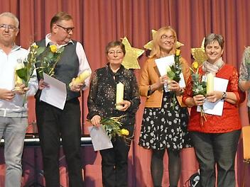 Die Geehrten (Werner Lutter, Hermann Pettrich, Irma Schwarzkopf, Helena Sokolov, Rita Ziegler und Gertrud Frankenberger) mit Christian Behner (links), und Sabine Schubert (Gesamtleitung Regens Wagner Burgkunstadt, rechts). Foto: Heidi Neundorfer