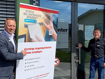 Die Türen zum Jobcenter Coburg Land sind derzeit zwar verschlossen. Geschäftsführer Thomas Friedrich (links) und sein Stellvertreter Gerhard Schramm verweisen aber darauf, dass sie und ihre Mitarbeiter telefonisch oder per E-Mail erreichbar sind.  Foto: Corinna Rösler