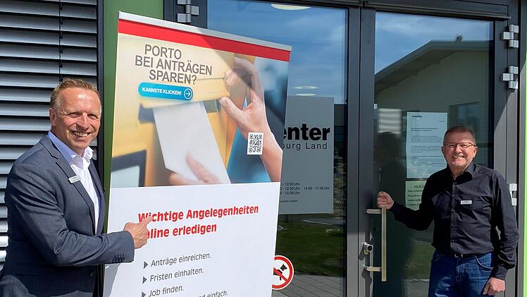 Die Türen zum Jobcenter Coburg Land sind derzeit zwar verschlossen. Geschäftsführer Thomas Friedrich (links) und sein Stellvertreter Gerhard Schramm verweisen aber darauf, dass sie und ihre Mitarbeiter telefonisch oder per E-Mail erreichbar sind.  Foto: Corinna Rösler