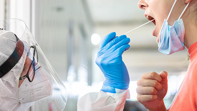 Das Landratsamt Hof meldet am Dienstag (28.12.2021), dass 27 weitere Personen positiv auf das Coronavirus getestet wurden.