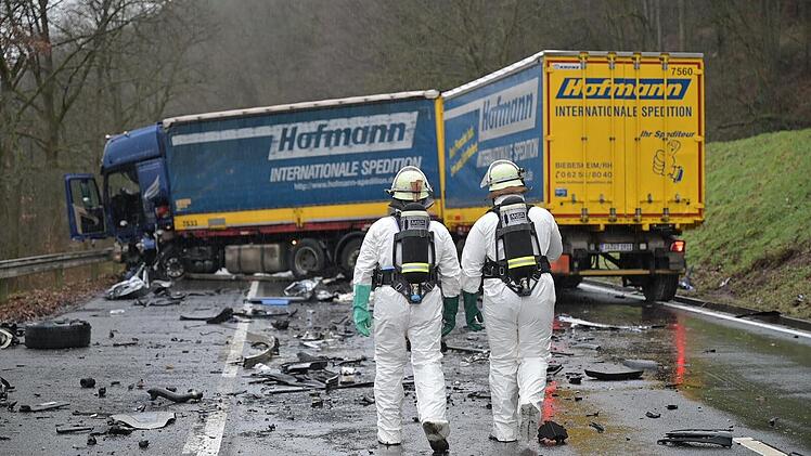 Tödlicher Unfall in Unterfranken: Frontalzusammenstoß mit Schwertransporter